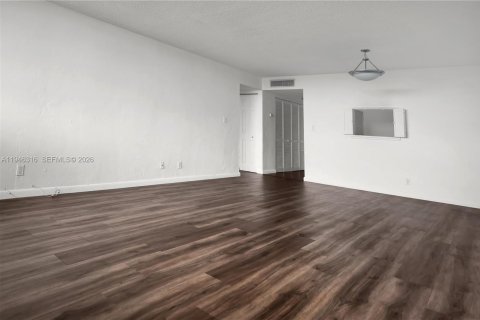 Condo in Miami, Florida, 1 bedroom  № 2002602 - photo 7