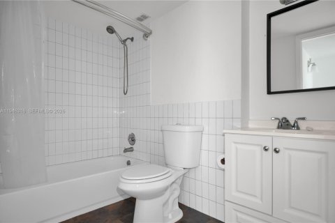 Condo in Miami, Florida, 1 bedroom  № 2002602 - photo 8