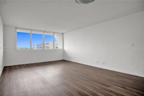 Condo in Miami, Florida, 1 bedroom  № 2002602 - photo 5