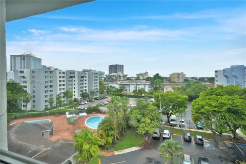 Condo in Miami, Florida, 1 bedroom  № 2002602 - photo 6