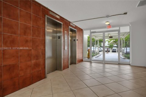 Condo in Miami, Florida, 1 bedroom  № 2002602 - photo 10