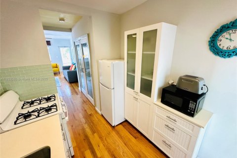 Condo in Miami Beach, Florida  № 1800852 - photo 16