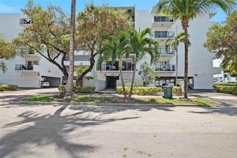 Condominio en alquiler en North Miami Beach, Florida, 2 dormitorios, 75.72 m2 № 1992061 - foto 1