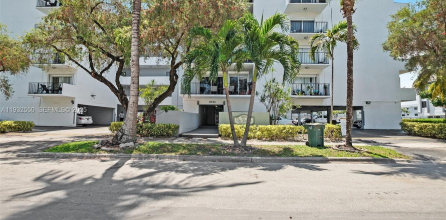 Condominio en North Miami Beach, Florida, 2 dormitorios  № 1992061