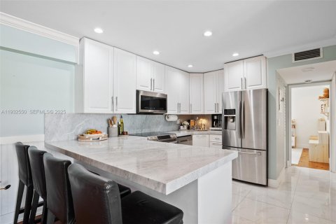 Condominio en alquiler en North Miami Beach, Florida, 2 dormitorios, 75.72 m2 № 1992061 - foto 12