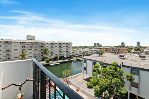 Condominio en alquiler en North Miami Beach, Florida, 2 dormitorios, 75.72 m2 № 1992061 - foto 7