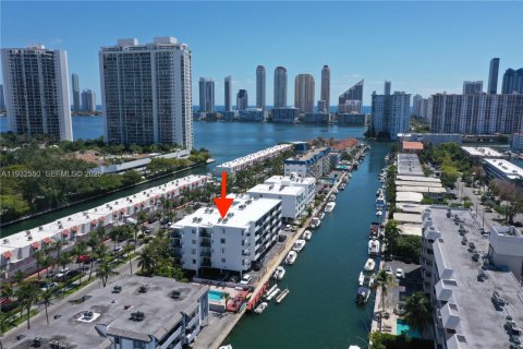 Condominio en alquiler en North Miami Beach, Florida, 2 dormitorios, 75.72 m2 № 1992061 - foto 23