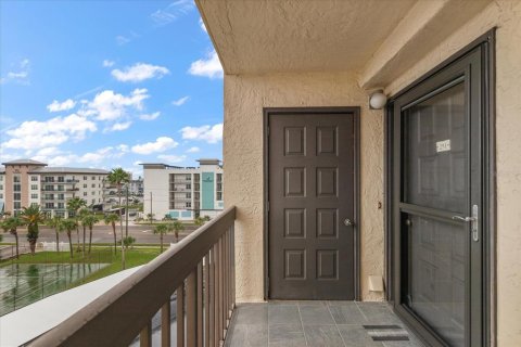 Condo in Madeira Beach, Florida, 2 bedrooms  № 1900117 - photo 19