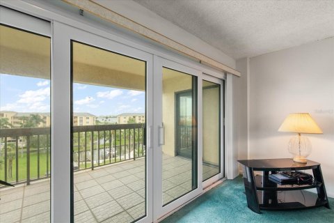 Condo in Madeira Beach, Florida, 2 bedrooms  № 1900117 - photo 13