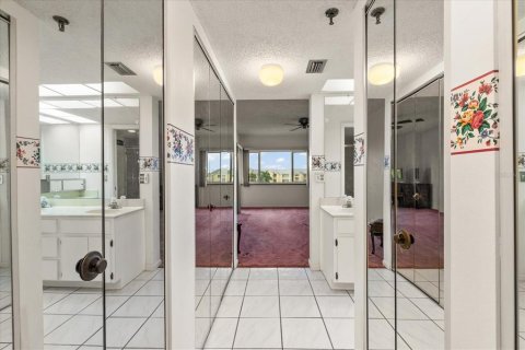 Condo in Madeira Beach, Florida, 2 bedrooms  № 1900117 - photo 26