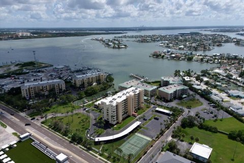 Condo in Madeira Beach, Florida, 2 bedrooms  № 1900117 - photo 4