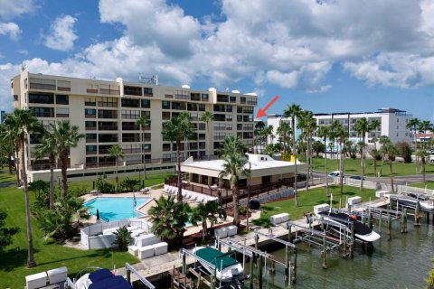 Condo in Madeira Beach, Florida, 2 bedrooms  № 1900117 - photo 1