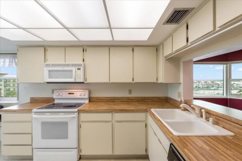 Condo in Madeira Beach, Florida, 2 bedrooms  № 1900117 - photo 21