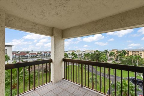 Condo in Madeira Beach, Florida, 2 bedrooms  № 1900117 - photo 17
