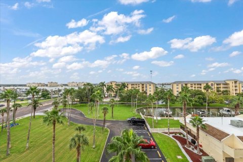 Condo in Madeira Beach, Florida, 2 bedrooms  № 1900117 - photo 18