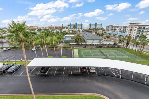 Condo in Madeira Beach, Florida, 2 bedrooms  № 1900117 - photo 24