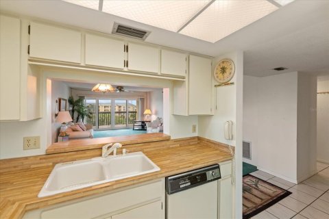 Condo in Madeira Beach, Florida, 2 bedrooms  № 1900117 - photo 25