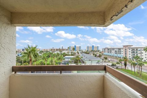 Condo in Madeira Beach, Florida, 2 bedrooms  № 1900117 - photo 23