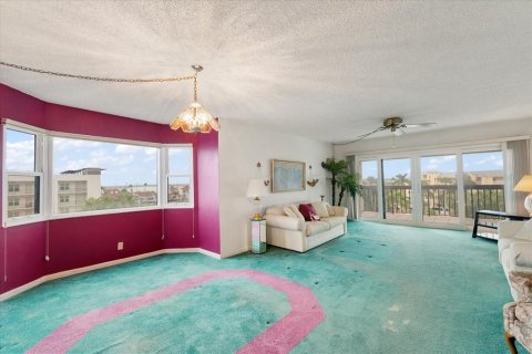 Condo in Madeira Beach, Florida, 2 bedrooms  № 1900117 - photo 9
