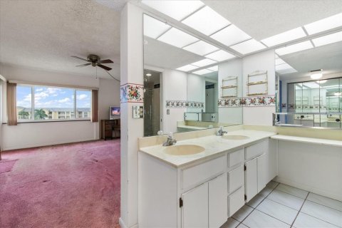 Condo in Madeira Beach, Florida, 2 bedrooms  № 1900117 - photo 28