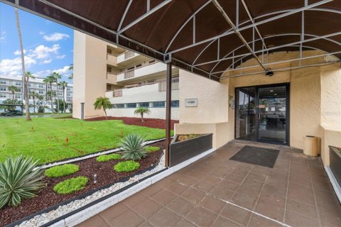 Condo in Madeira Beach, Florida, 2 bedrooms  № 1900117 - photo 5