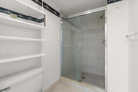 Condo in Madeira Beach, Florida, 2 bedrooms  № 1900117 - photo 29