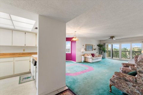 Condo in Madeira Beach, Florida, 2 bedrooms  № 1900117 - photo 8