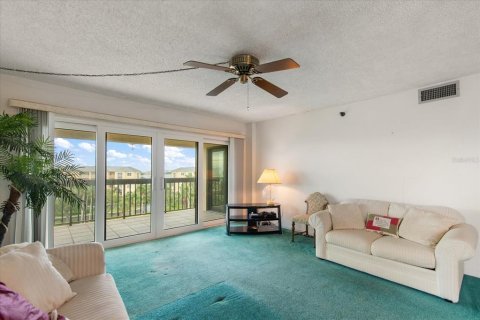 Condo in Madeira Beach, Florida, 2 bedrooms  № 1900117 - photo 12