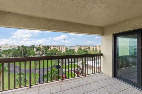 Condo in Madeira Beach, Florida, 2 bedrooms  № 1900117 - photo 16