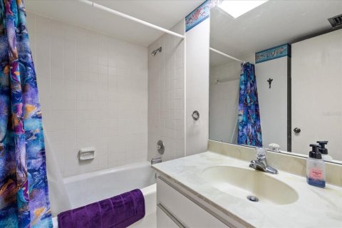 Condo in Madeira Beach, Florida, 2 bedrooms  № 1900117 - photo 27