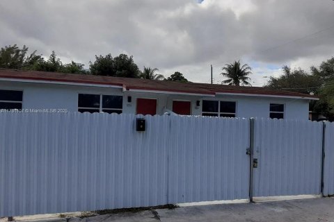 Купить коммерческую недвижимость в Майами, Флорида 128.02м2, № 1985041 - фото 2