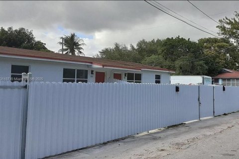 Купить коммерческую недвижимость в Майами, Флорида 128.02м2, № 1985041 - фото 1