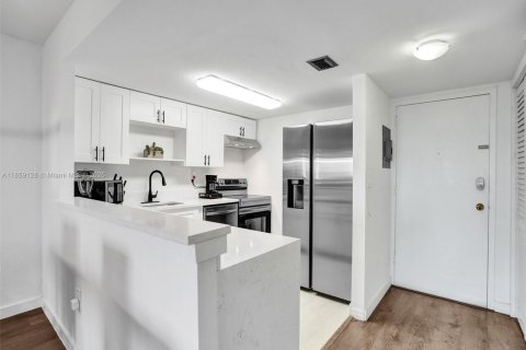 Condo in North Bay Village, Florida, 1 bedroom  № 1892880 - photo 7