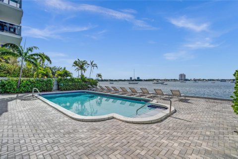 Condo in North Bay Village, Florida, 1 bedroom  № 1892880 - photo 30