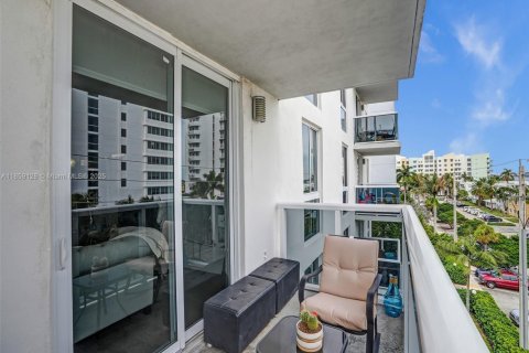 Condo in North Bay Village, Florida, 1 bedroom  № 1892880 - photo 24