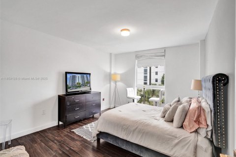 Condo in North Bay Village, Florida, 1 bedroom  № 1892880 - photo 14