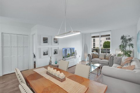 Condo in North Bay Village, Florida, 1 bedroom  № 1892880 - photo 9