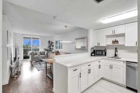 Condo in North Bay Village, Florida, 1 bedroom  № 1892880 - photo 6