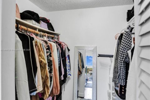 Condo in North Bay Village, Florida, 1 bedroom  № 1892880 - photo 16