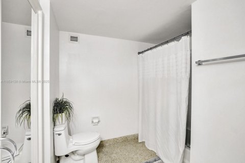 Condo in North Bay Village, Florida, 1 bedroom  № 1892880 - photo 21