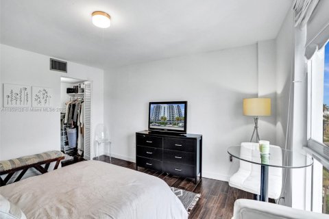 Condo in North Bay Village, Florida, 1 bedroom  № 1892880 - photo 18