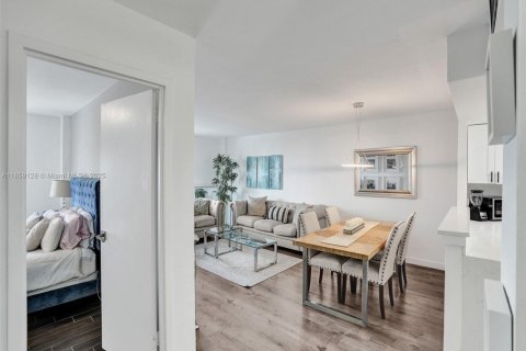 Condo in North Bay Village, Florida, 1 bedroom  № 1892880 - photo 13