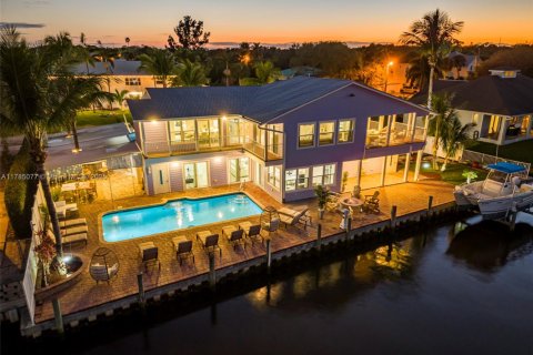 Villa ou maison à vendre à St. Lucie, Floride: 6 chambres, 333.52 m2 № 1862500 - photo 2