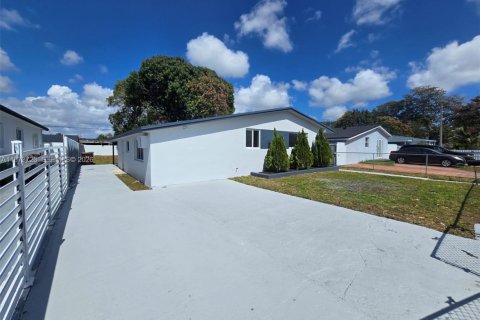 House in Hialeah, Florida 4 bedrooms, 129.78 sq.m. № 2033556 - photo 4