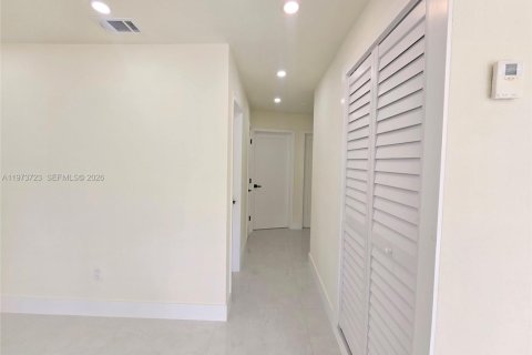 House in Hialeah, Florida 4 bedrooms, 129.78 sq.m. № 2033556 - photo 17