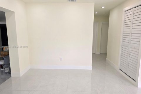 House in Hialeah, Florida 4 bedrooms, 129.78 sq.m. № 2033556 - photo 12