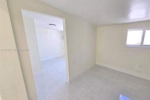 House in Hialeah, Florida 4 bedrooms, 129.78 sq.m. № 2033556 - photo 14