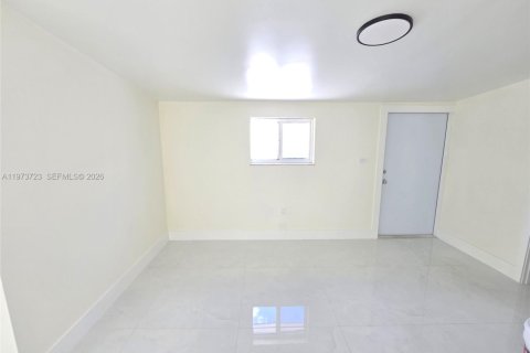 House in Hialeah, Florida 4 bedrooms, 129.78 sq.m. № 2033556 - photo 13