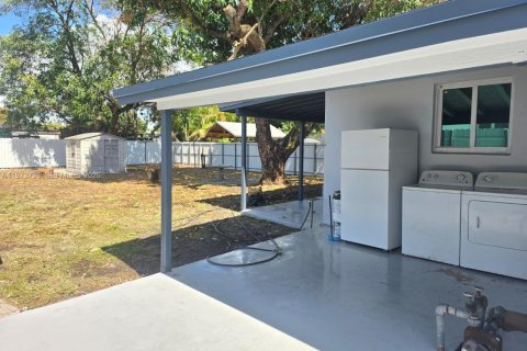 House in Hialeah, Florida 4 bedrooms, 129.78 sq.m. № 2033556 - photo 25