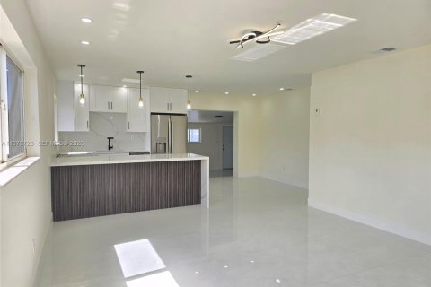 House in Hialeah, Florida 4 bedrooms, 129.78 sq.m. № 2033556 - photo 7